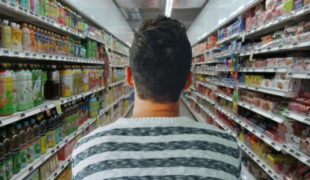 Directeur de supermarché dans son magasin