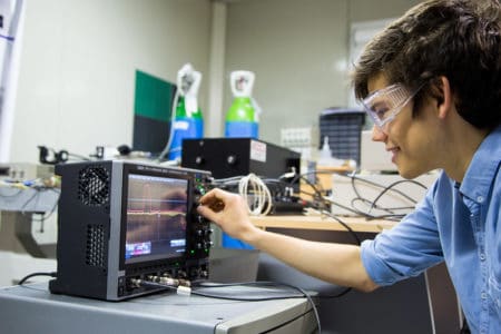 électronicien utilisant un oscilloscope