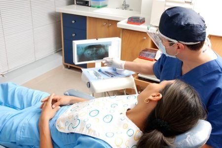 Dentiste dans son cabinet dentaire