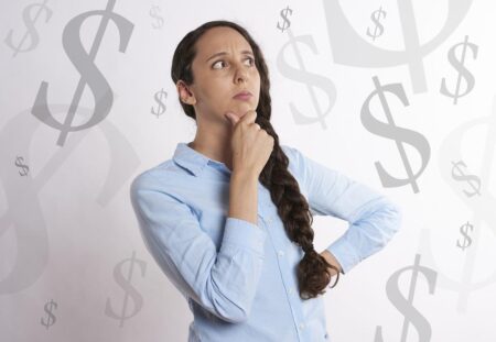 Femme qui s'interroge sur son salaire