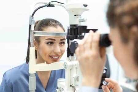 ophtalmologiste consultant sa patiente 1024x682