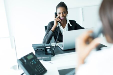 femme utilisant telephonie dentreprise.jpg