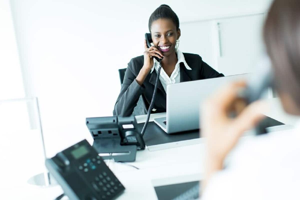 femme utilisant telephonie dentreprise.jpg
