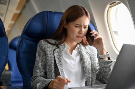 femme daffaires asiatique en colere et furieuse ayant une conversation serieuse .jpg