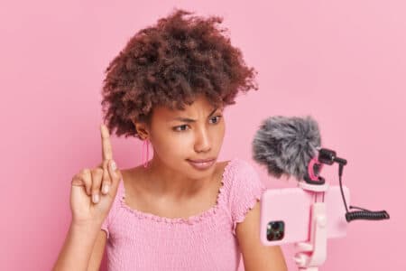 influenceuse préparant une video sponsorisee