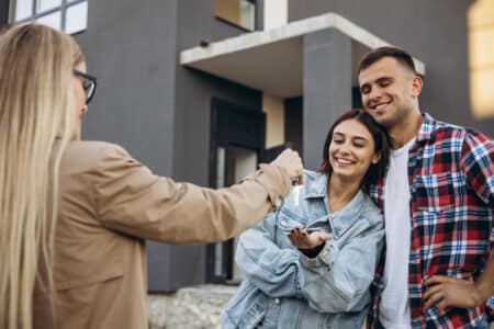 jeune famille agent immobilier recherche nouvelle maison
