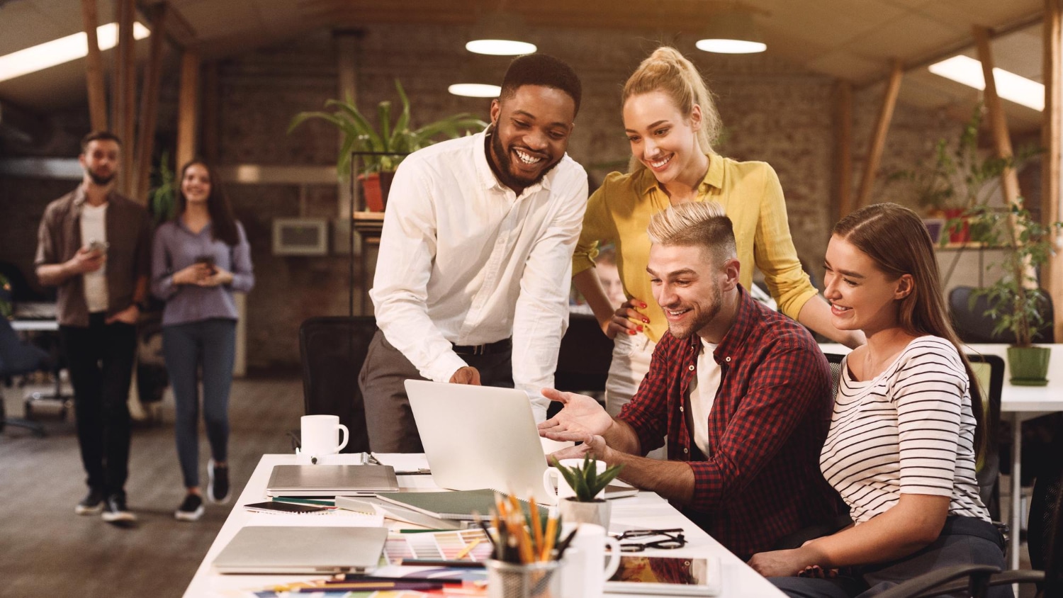 jeunes collegues discutant idees dans bureau coworking