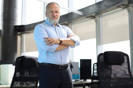 cto chief technical officer pensif confiant dans bureau moderne