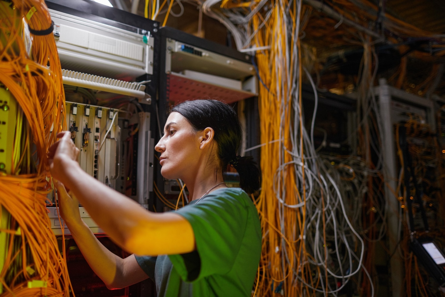 cableuse armoire electrique en action