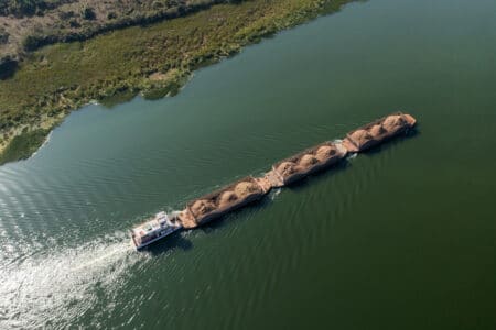 barge transportant marchandises riviere voie navigable tiete