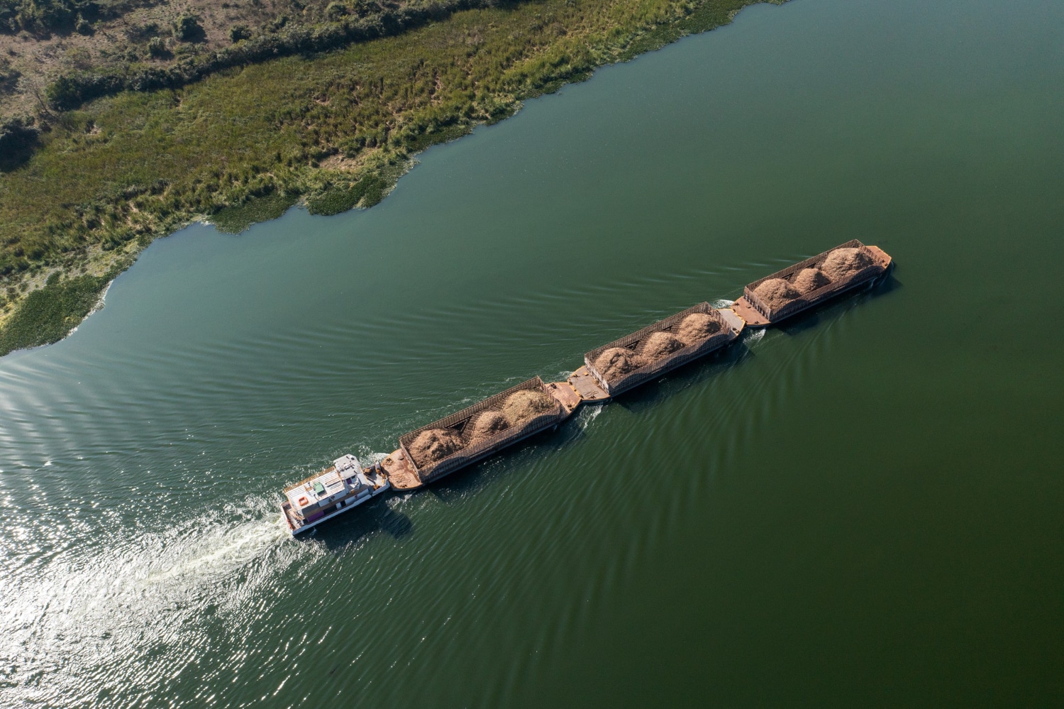 barge transportant marchandises riviere voie navigable tiete