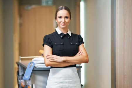personnel etage dans couloir hotel