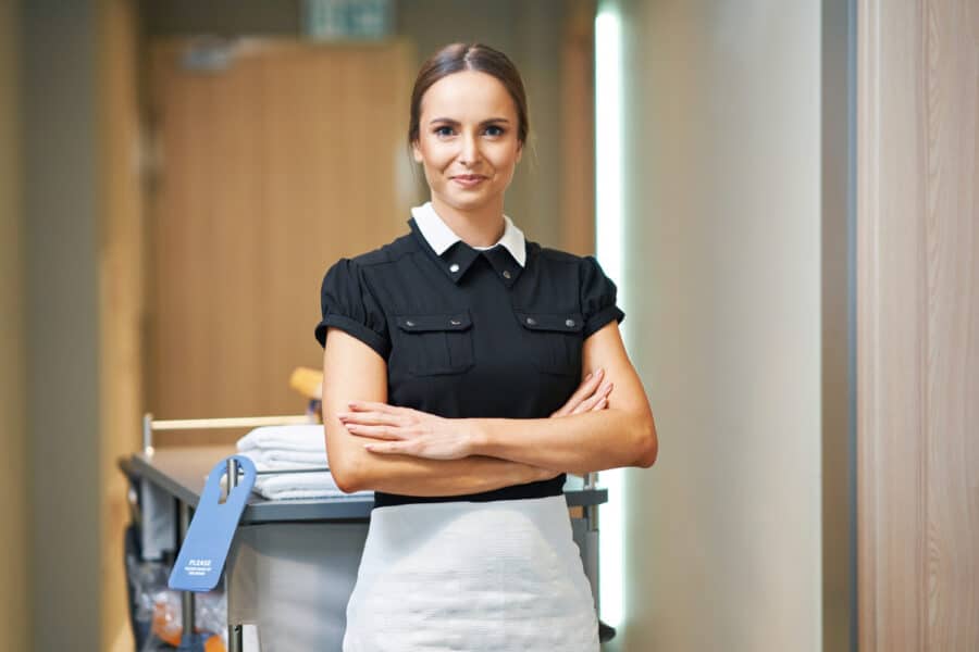 personnel etage dans couloir hotel