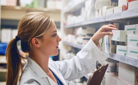 visiteuse medicale prepare des medicaments