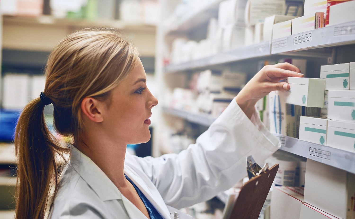 visiteuse medicale prepare des medicaments