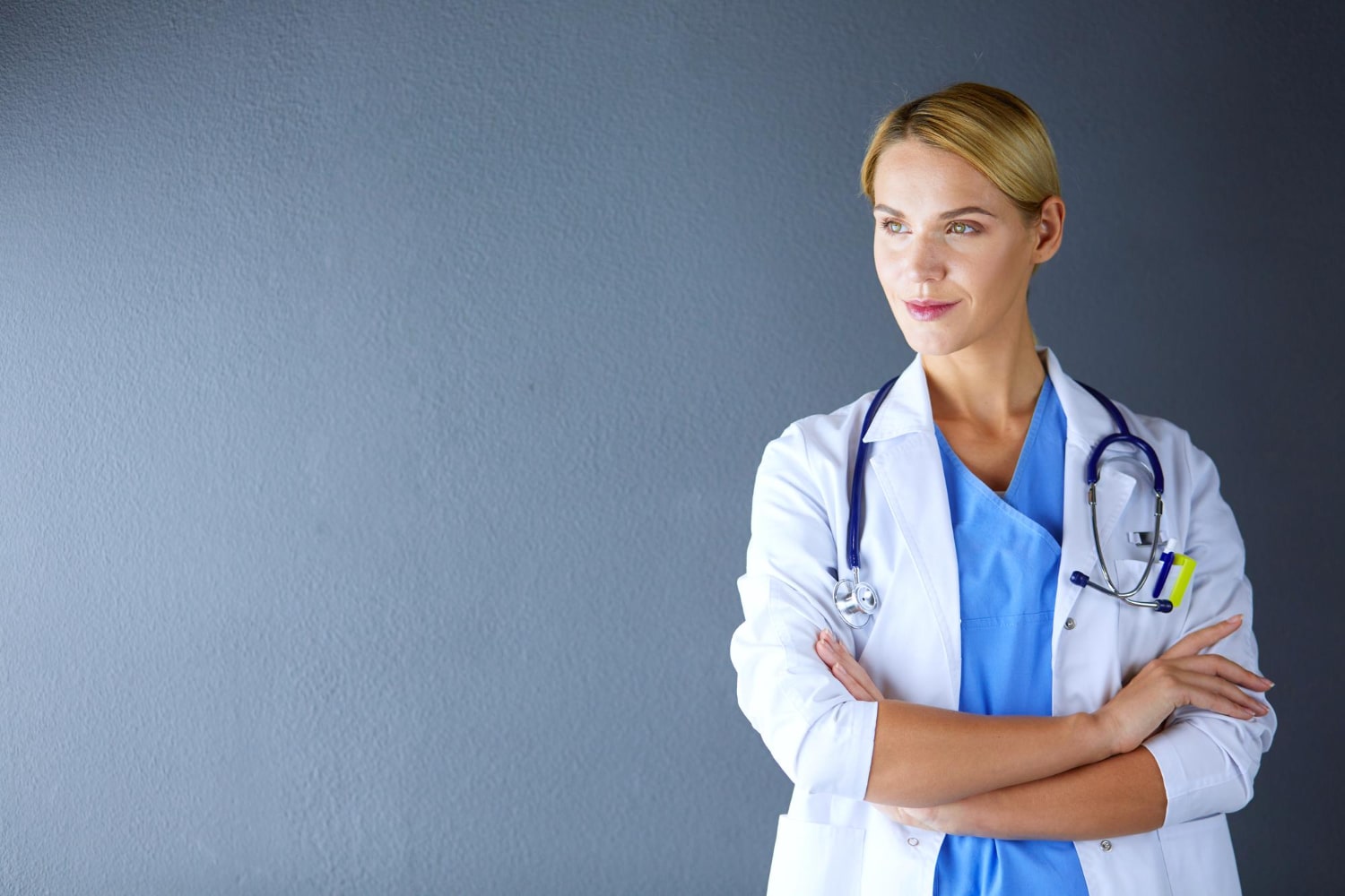 portrait jeune femme medecin blouse blanche debout hopital