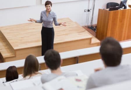 enseignant secondaire permanent parlant aux etudiants salle conference