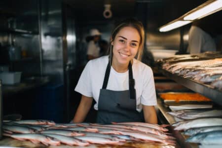 poissoniere avec le sourire