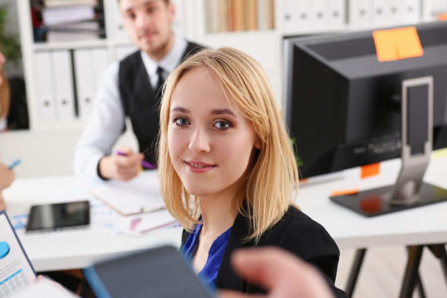 femme en agence d'interim