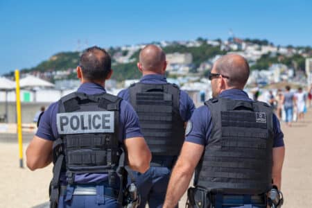 policiers en patrouille