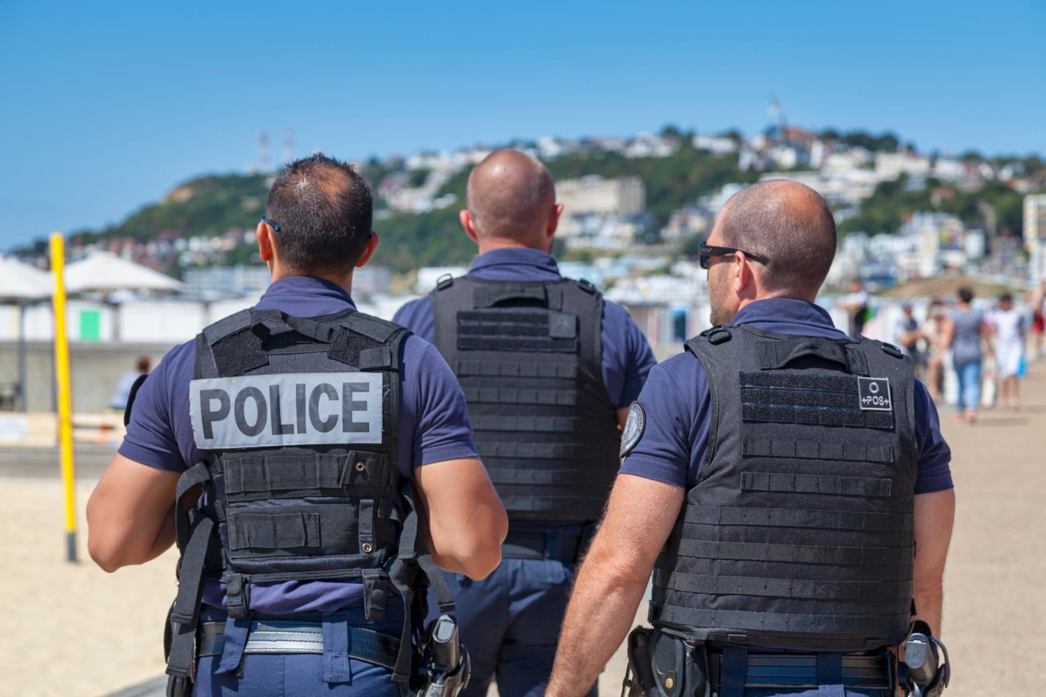 policiers en patrouille