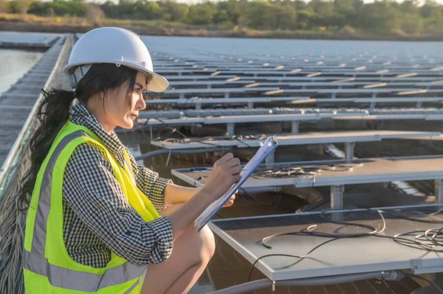 technicienne photovoltaique