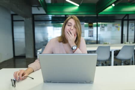 jeune fille flemmarde et faineante